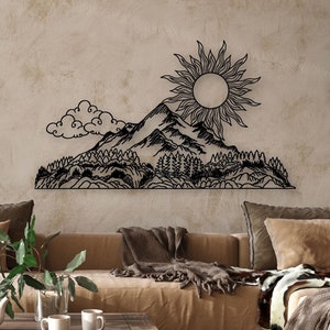 Decorazione in metallo con sole e nuvole sopra una grande foresta di montagna, decorazione da parete in metallo per giardino, decorazione con alberi e colline naturali, decorazione per la casa