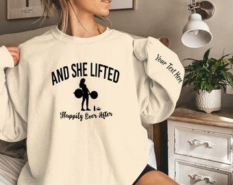 Damen Pump Cover Pullover Kleid Sweatshirt And She Hebt Happily Ever After Gym Unisex Gewichtheben Kreuzheben Grafik Geschenke für Mama oder Sie