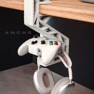 Könnte beinhalten: Ein Set aus drei Keramikbechern mit einer gesprenkelten, cremefarbenen Glasur. Jeder Becher hat ein anderes handgemaltes Blumendesign in Blau-, Grün- und Gelbtönen. Die Becher haben eine schlichte, moderne Form.