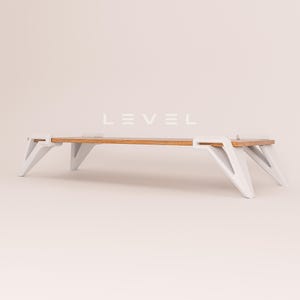 Op de afbeelding: Een moderne, minimalistische serveerschaal met een licht houten oppervlak en witte, hoekige poten. De schaal heeft het woord "LEVEL" in witte hoofdletters. Het ontwerp is strak en eigentijds, geschikt voor diverse interieurstijlen.