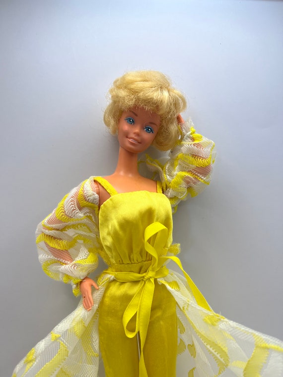Vintage y2k My Scene Barbie Doll Nia Fashion Week Original Yellow Dress