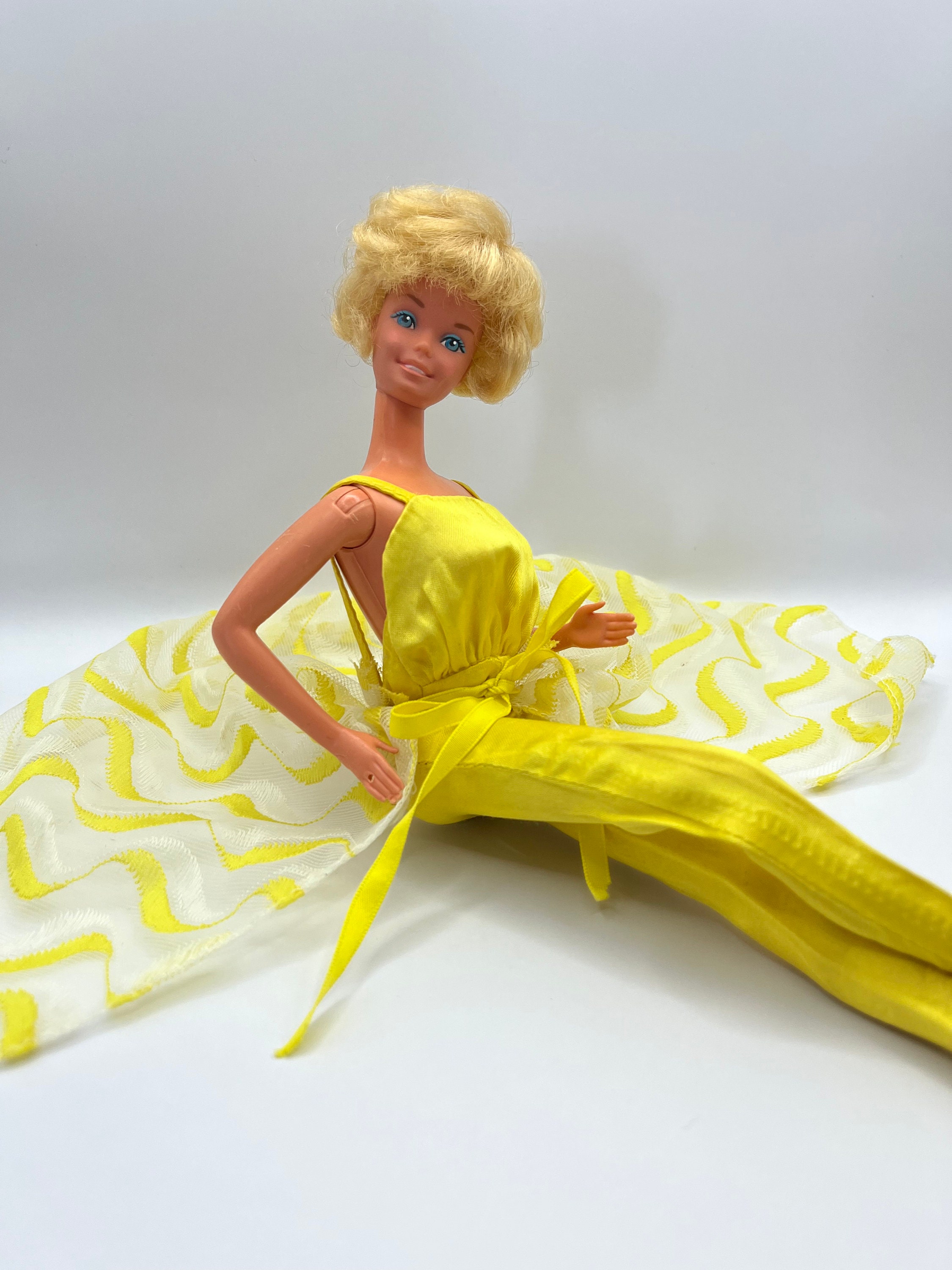 Poupée Barbie vintage tenue bleue à plumes (Gebraucht) in Poliez-pittet