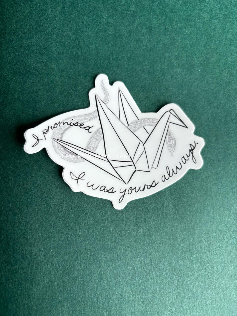 Puede incluir: Una grulla de origami blanca con una serpiente negra envuelta alrededor. El texto "I promised I was yours always." est&aacute; escrito alrededor de la grulla.