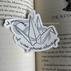 Puede incluir: Una gr&uacute;a de origami blanca con una serpiente envuelta alrededor. La gr&uacute;a est&aacute; sobre un fondo blanco con el texto "I promised I was yours always".