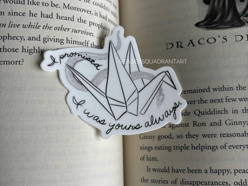 Puede incluir: Una gr&uacute;a de origami blanca con una serpiente envuelta alrededor. La gr&uacute;a est&aacute; sobre un fondo blanco con el texto "I promised I was yours always".