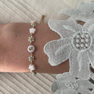 Mintfarbenes Armband handgemacht • mit Anfangsbuchstaben Initiale • Daisy Blümchenarmband • Blume Perlmutt • Weiß Mint Gold Silber •heyperla