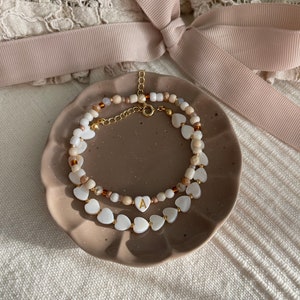 Armband mit Herzen • Perlenarmband mit Anfangsbuchstaben Initiale Herz • Liebe Valentinstag Perlmutt • Weiß Creme Braun Beige Gold •heyperla