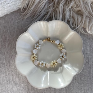 Blümchenarmband handgemacht • mit Herzen aus Perlmutt • Beige Creme Weiß Gold • Edelstahl • Daisy Perlen • Armband zum Verstellen • heyperla