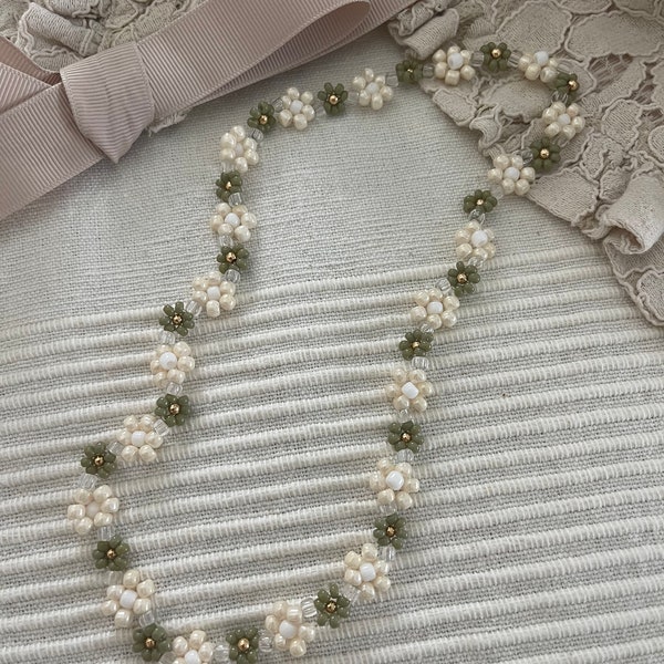 Gänseblümchen Kette • Perlen • liebevoll handgemachte Halskette mit Blumen • Blümchenkette • Beige Khaki Olivgrün • Blumenkette • heyperla