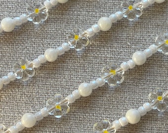 Cell phone chain with flowers • Daisy • White Cream Yellow • Cell phone charm • Cell phone pendant • Pearl necklace with flowers • Smartphone chain • heyperla