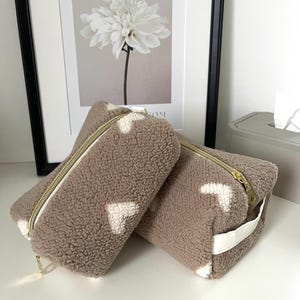 Handgemachte Kosmetiktasche mit Herzen • Make-up Tasche Herz • Beauty Bag Teddyoptik • Schminktasche mit Herzchen • taupe beige • heyperla