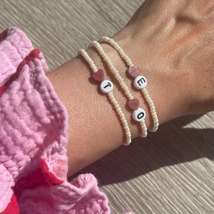 Beiges Armband mit Herz und Initiale • Buchstabenarmband mit Herzchen rosarot rosa • Herzchenarmband personalisiert • Creme Beere • heyperla