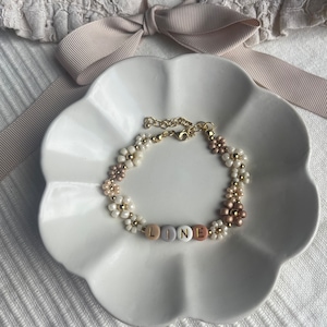 Blümchenarmband handgemacht • Beige Creme Braun Gold • Armband mit Anfangsbuchstaben Initiale oder Namen • Daisy Perlen• Edelstahl• heyperla