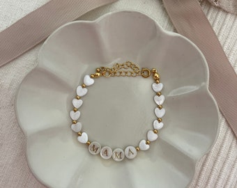 Mama Armband mit Perlmutt Herzen in Gold Beige Creme • Perlenarmband • Muttertag • Herzchenarmband • Mamaarmband personalisiert • heyperla