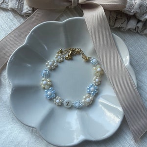 Blümchenarmband handgemacht • Blau Beige Weiß Gold • Armband mit Anfangsbuchstaben Initiale • Daisy • Blume Perlmutt • Edelstahl • heyperla