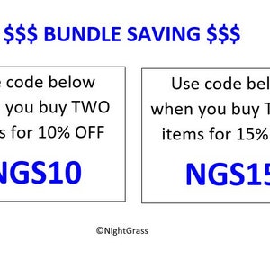 Op de afbeelding: Een blauwe en witte afbeelding met de tekst "$$$ BUNDLE SAVING $$$" bovenaan. De afbeelding is in twee delen verdeeld. Het linker deel heeft de tekst "Use code below when you buy TWO items for 10% OFF NGS10" en het rechter deel heeft de tekst "Use code below when you buy THREE items for 15% OFF NGS15". De afbeelding heeft de tekst "&copy;NightGrass" onderaan.