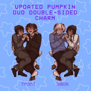 Puede incluir: Encanto de doble cara con dos figuras con forma de cabra en posición sentada. La cara frontal muestra las figuras con traje y corbata, mientras que la cara posterior las muestra con atuendo informal. El encanto está etiquetado como "UPDATED PUMPKIN DUO DOUBLE-SIDED CHARM" y "front" y "back".