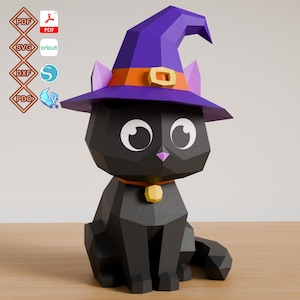 Könnte beinhalten: Eine schwarze Low-Poly-Katzenfigur mit einem violetten Hexenhut, einem orangefarbenen Band und einer gelben Schnalle. Die Katze hat große weiße Augen, eine kleine rosa Nase und eine gelbe Halsbandglocke. Symbole für PDF, SVG, DXF und PDO sind sichtbar.