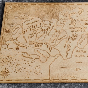 Mapa gravado a laser do Mundo Conhecido de Blood and Ash, escrito por Jennifer L. Armentrout