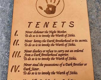 "Die Doktrinen der ""Dark Brotherhood"" mit einer Ledergravur - von Elder Schriftrollen inspiriert - 5 Dogmas mit ikonischem Symbol graviert."