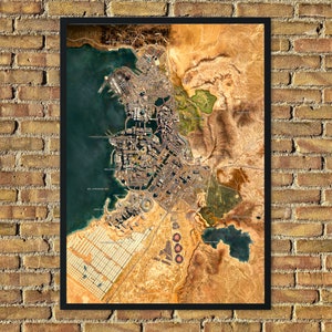 Pu&ograve; includere: Una vista aerea di una citt&agrave; con un grande specchio d'acqua sul lato sinistro dell'immagine. La citt&agrave; &egrave; circondata da un terreno desertico con un grande lago nell'angolo in alto a destra. La citt&agrave; &egrave; divisa in blocchi con strade ed edifici. L'acqua &egrave; di colore blu scuro e il deserto &egrave; di colore marrone chiaro.