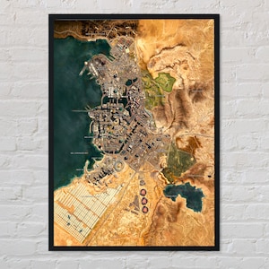 Pu&ograve; includere: Una vista aerea di una citt&agrave; con un grande specchio d'acqua sullo sfondo. La citt&agrave; &egrave; circondata da un terreno desertico con alcune aree verdi. La citt&agrave; &egrave; divisa in blocchi con strade ed edifici. L'acqua &egrave; di colore blu scuro e il deserto &egrave; di colore marrone chiaro.