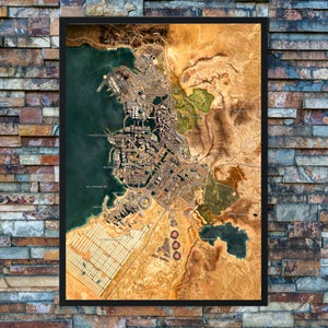 Pu&ograve; includere: Una vista aerea di una citt&agrave; con un grande specchio d'acqua sullo sfondo. La citt&agrave; &egrave; costruita su una penisola circondata da un paesaggio desertico. La citt&agrave; &egrave; divisa in blocchi con strade ed edifici. L'immagine &egrave; in una cornice nera.