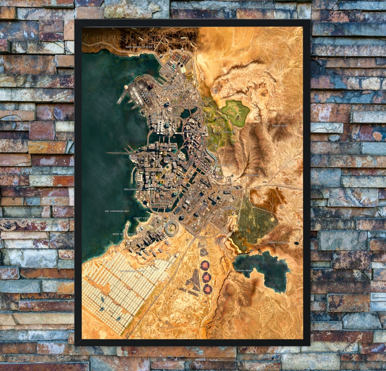 Pu&ograve; includere: Una vista aerea di una citt&agrave; con un grande specchio d'acqua sullo sfondo. La citt&agrave; &egrave; costruita su una penisola circondata da un paesaggio desertico. La citt&agrave; &egrave; divisa in blocchi con strade ed edifici. L'immagine &egrave; in una cornice nera.