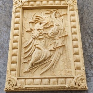 Retrato de guerrero vikingo tallado en madera de fresno