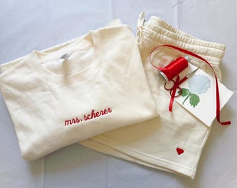 Completo da sposa personalizzato con ricami – Felpa girocollo e pantaloncini in pile personalizzati – Abbigliamento da casa per la sposa e la luna di miele