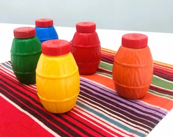 Set de 5 Plastic Mexican Shaker Barrel Party Favor Fiesta Container Traditional Mexican Salt and Pepper Shakers 5 Colores Diferentes