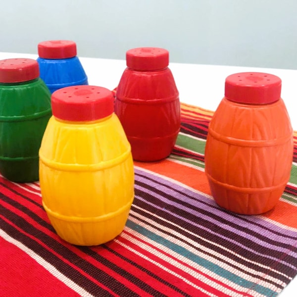 Set de 5 Plastic Mexican Shaker Barrel Party Favor Fiesta Container Traditional Mexican Salt and Pepper Shakers 5 Colores Diferentes
