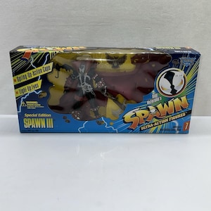 以下が含まれることがあります： オリジナルの長方形パッケージに入ったSpawn IIIアクションフィギュア。箱には青、黄、黒のグラフィックと稲妻が描かれています。テキストにはTodd McFarlane's Spawn Ultra-Action Figures、Spring-Up-Action Cape、Light-Up Eyesが含まれています。