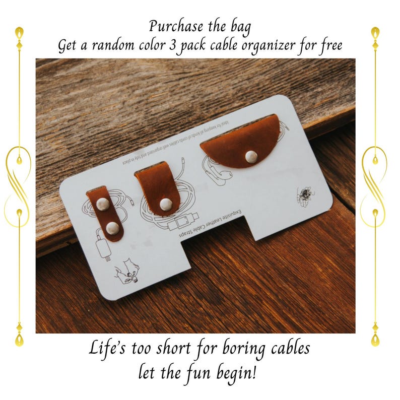 Pu&ograve; includere: Un cartoncino bianco con la scritta "Exquisite Leather Cable Straps" e tre organizzatori di cavi in ​​cuoio marrone con bottoni bianchi. Il cartoncino &egrave; su una superficie di legno. Il testo "Purchase the bag Get a random color 3 pack cable organizer for free" &egrave; nella parte superiore dell'immagine. Il testo "Life's too short for boring cables let the fun begin!" &egrave; nella parte inferiore dell'immagine.