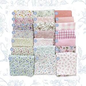 K&ouml;nnte beinhalten: Eine Sammlung von einundzwanzig gefalteten Stoffmustern, die in einem Raster angeordnet sind und verschiedene Muster wie Blumenprints, Punkte, Vichy-Karos und Schleifenmotive in Rosa-, Gr&uuml;n-, Blau- und Wei&szlig;t&ouml;nen aufweisen, jeweils mit einer Nummer versehen.