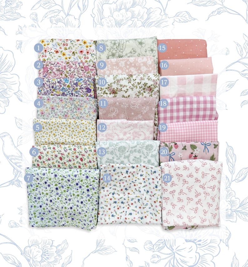 K&ouml;nnte beinhalten: Eine Sammlung von einundzwanzig gefalteten Stoffmustern, die in einem Raster angeordnet sind und verschiedene Muster wie Blumenprints, Punkte, Vichy-Karos und Schleifenmotive in Rosa-, Gr&uuml;n-, Blau- und Wei&szlig;t&ouml;nen aufweisen, jeweils mit einer Nummer versehen.