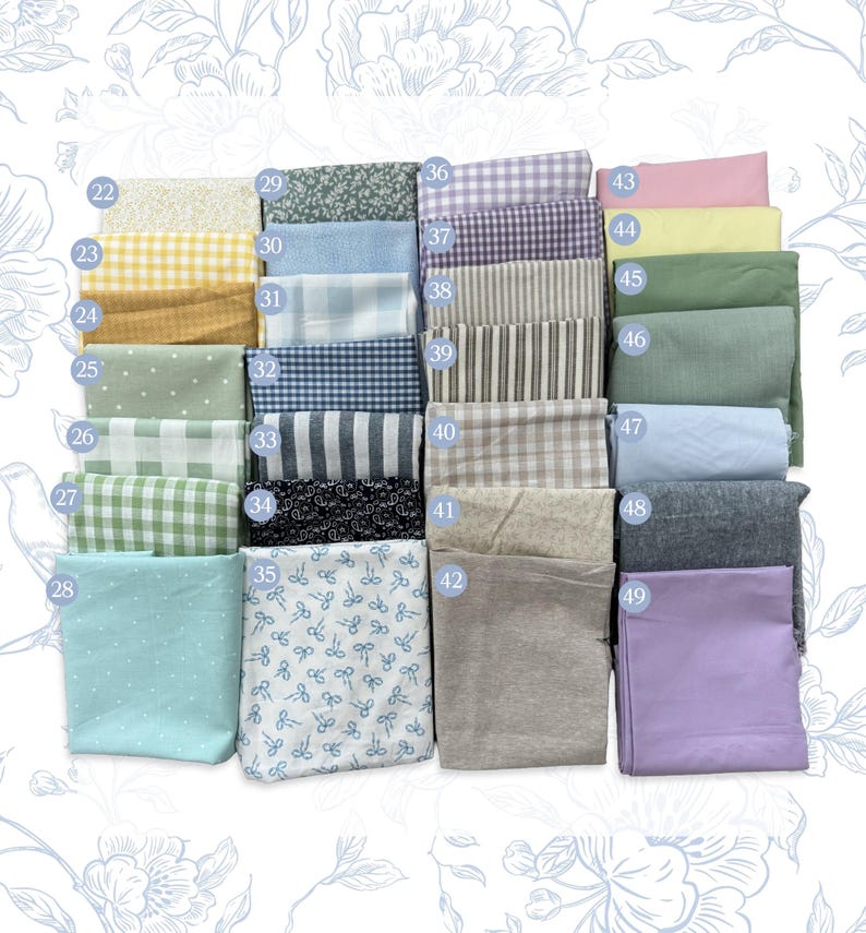 K&ouml;nnte beinhalten: Eine Sammlung gefalteter Stoffmuster, angeordnet in einem Raster und nummeriert von 22 bis 49. Die Textilien zeigen verschiedene Muster wie Vichy-Karo, Streifen, Punkte und florale Drucke in einer vielf&auml;ltigen Palette aus Pastell- und Neutralt&ouml;nen.