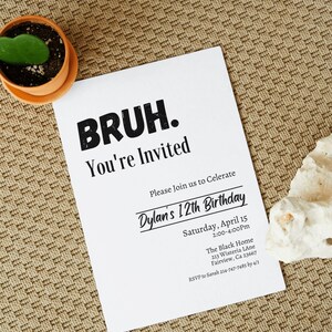 Pu&ograve; includere: Un invito bianco con la scritta "BRUH. You're Invited" in nero. L'invito &egrave; per il 12&deg; compleanno di Dylan, con data, ora e dettagli del luogo. Una piccola pianta in vaso si trova nell'angolo in alto a sinistra.
