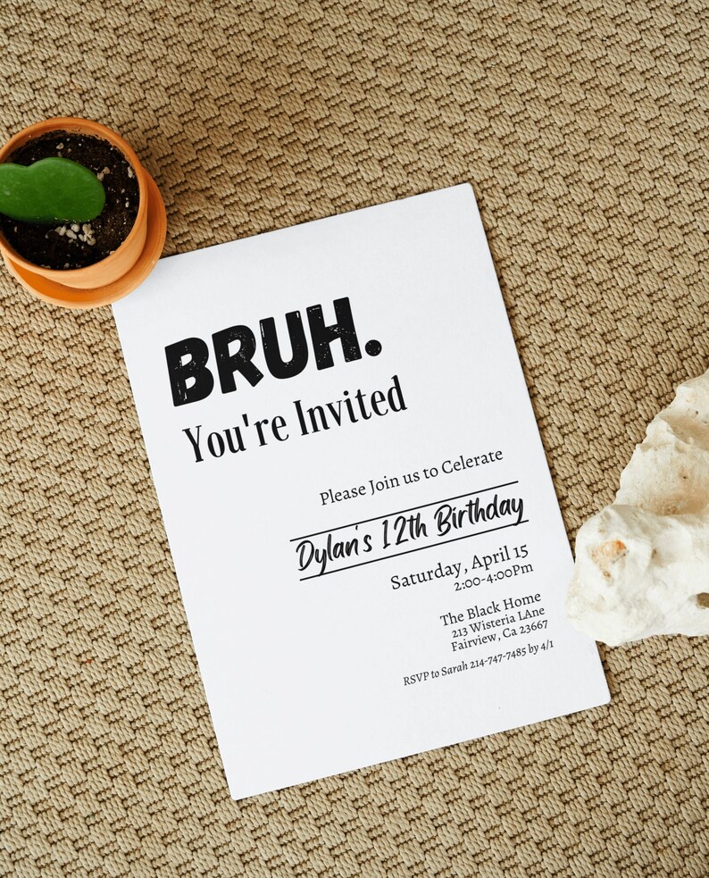 Pu&ograve; includere: Un invito bianco con la scritta "BRUH. You're Invited" in nero. L'invito &egrave; per il 12&deg; compleanno di Dylan, con data, ora e dettagli del luogo. Una piccola pianta in vaso si trova nell'angolo in alto a sinistra.
