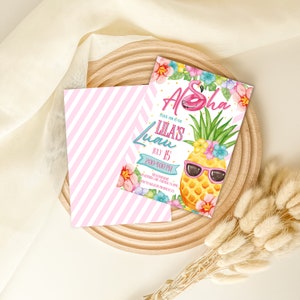 Könnte beinhalten: Eine rosa und blaue Einladung mit einer Sonnenbrille tragenden Ananas und einem Flamingo auf einem rosa Schwimmreifen. Der Text lautet "Aloha" und "Lila's Luau" mit dem Datum "July 15" und der Uhrzeit "2:00-4:00 PM".