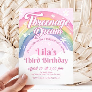 Modello modificabile per invito di compleanno "Threenage Dream", arcobaleno e margherite, nuvole, terzo compleanno, download immediato, invito digitale, KP628
