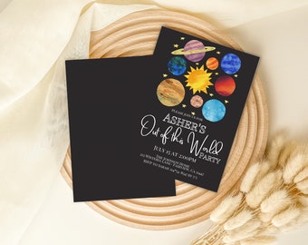 Könnte beinhalten: Schwarze Einladungskarte mit einer farbenfrohen Aquarellillustration von Planeten und Sternen. Der Text lautet "ASHER'S Out of this World PARTY" mit Datum, Uhrzeit, Adresse und RSVP-Informationen.