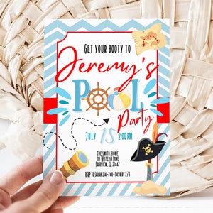 Pode incluir: Convite para uma festa na piscina com tema de pirata. O convite apresenta o texto "Get your booty to Jeremy's Pool Party" em vermelho e azul. Inclui um leme, uma bola de praia e um chapéu de pirata. A data e a hora também estão incluídas.