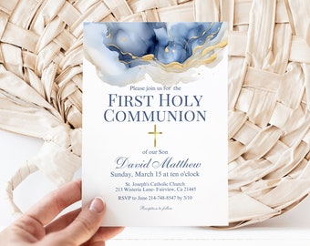 Może przedstawiać: Karta zaproszenia na Pierwszą Komunię Świętą z akwarelowym wzorem w odcieniach niebieskiego i złotego. Tekst brzmi "First Holy Communion" z imieniem "David Matthew" i szczegółami wydarzenia. Karta jest trzymana na tle tkanego tła.