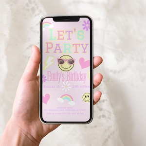 以下が含まれることがあります： スマートフォン画面に「Let's Party」と「Emily's Birthday」の文字が書かれたピンクと黄色のデジタル招待状。招待状には、サングラスをかけたスマイリー、虹、花、稲妻が描かれています。