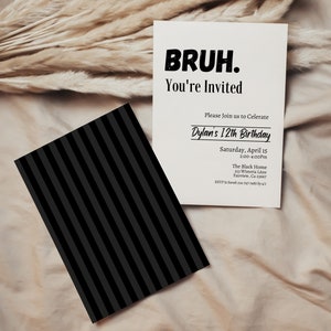Pu&ograve; includere: Un biglietto d'invito bianco con il testo "BRUH. You're Invited" e i dettagli per il 12&deg; compleanno di Dylan. Accanto c'&egrave; un biglietto a righe nere e grigie. L'invito include data, ora e luogo.