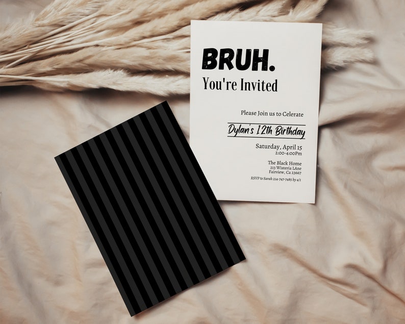 Pu&ograve; includere: Un biglietto d'invito bianco con il testo "BRUH. You're Invited" e i dettagli per il 12&deg; compleanno di Dylan. Accanto c'&egrave; un biglietto a righe nere e grigie. L'invito include data, ora e luogo.