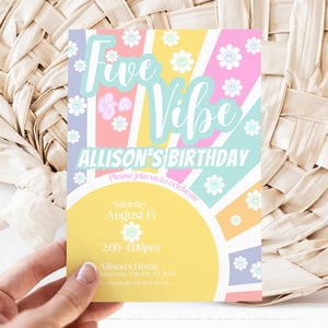 Puede incluir: Una invitación de cumpleaños colorida con un diseño retro de rayos de sol. El texto dice "Five is a Vibe Allison's Birthday" con una fecha y hora para la fiesta.