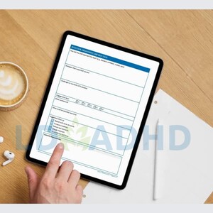 Peut inclure: Une tablette num&eacute;rique affichant un formulaire avec des sections bleues et blanches, avec le texte "REFLECTION, ENGAGEMENT, AND NEXT STEPS" en haut. Une main touche l'&eacute;cran. Une tasse de caf&eacute; et des &eacute;couteurs sans fil sont sur la surface en bois.