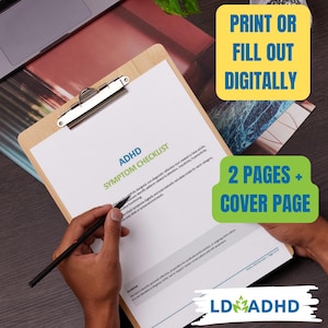 Puede incluir: Un portapapeles de madera contiene una lista de verificación de síntomas de TDAH. El texto "Imprimir o rellenar digitalmente" y "2 páginas + portada" son visibles. Una mano sostiene un bolígrafo sobre la lista de verificación.